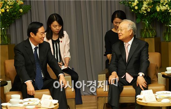 손경식 CJ그룹 회장(오른쪽)이 리우치바오 중국 중앙선전부 부장(왼쪽)과 환담을 나누고 있다.
