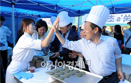 대회 현장을 방문한 윤장현 시장은 청년들이 만든 모든 요리를 시식하며 청년상인들을 격려했다.