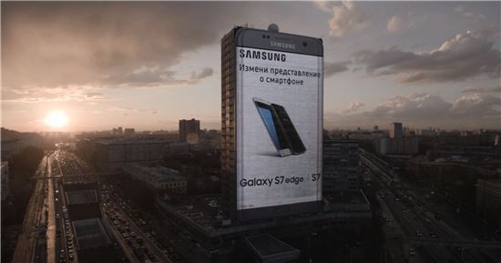"초대형 갤럭시S7" 삼성, 러시아서 대형 LED 광고판
