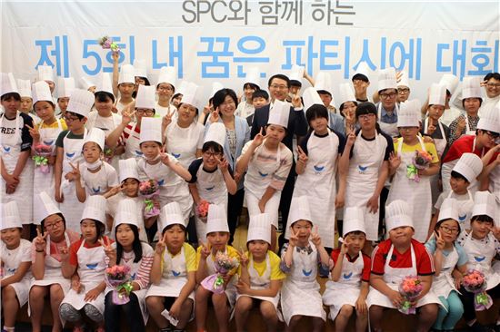 지난 21일 서울 동작구 대방동 SPC미래창조원에서 열린 '제5회 내 꿈은 파티시에 대회'에서 수상자들과 대회 관계자 등이 기념촬영을 하고 있다.