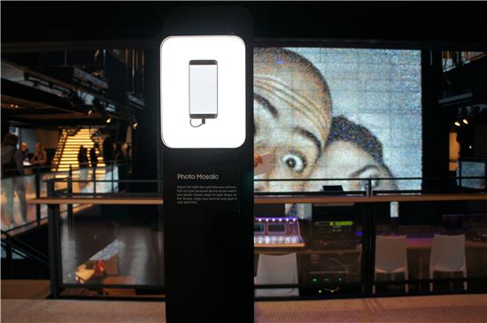 삼성837내 설치된 갤럭시를 통해 사진을 찍으면 대형 스크린을 통해 모자이크 사진을 확인할 수 있다. 