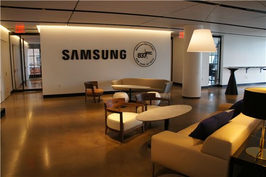 삼성837내 자리잡은 B2B 고객용 상담실 삼성 로고 넘어로 회의실로 구성된 쇼룸이 자리잡고 있다. 삼성의 기기를 통해 회의가 가능하다. 