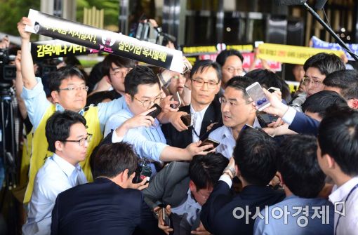 [포토]존 리 옥시 前 대표, 검찰 출석 