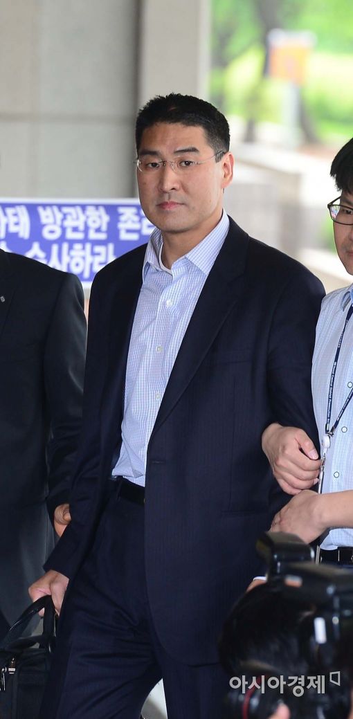 [포토]검찰 출석하는 존 리 옥시 前 대표 