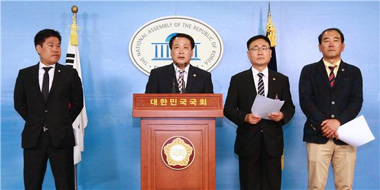 경기도의회 임채호 의원이 국회 정론관에서 기자회견을 갖고 있다.