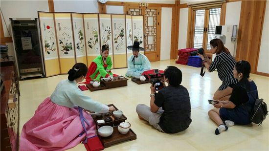 수원시를 찾은 태국 방송국 관계자들이 한국의 전통문화 등을 촬영하고 있다.