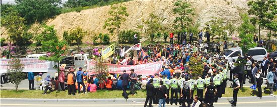 전남 신안군 안좌도 주민 300여명이 23일 신안군청 앞에 모여 해양쓰레기소각장 철회를 요구했다.