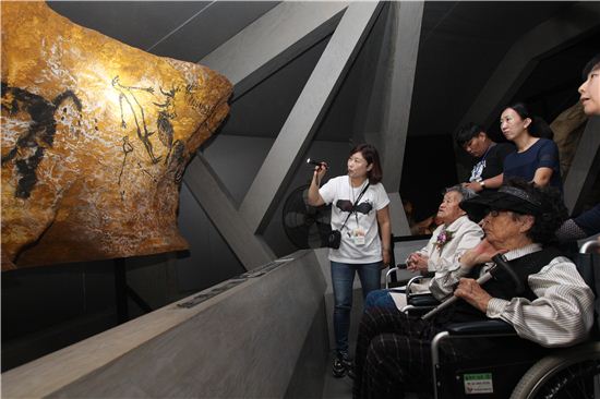 광명동굴을 찾은 일본군 위안부 피해 할머니들이 라스코동굴벽화 전시회가 열리는 전시관에서 안내자로부터 설명을 듣고 있다. 