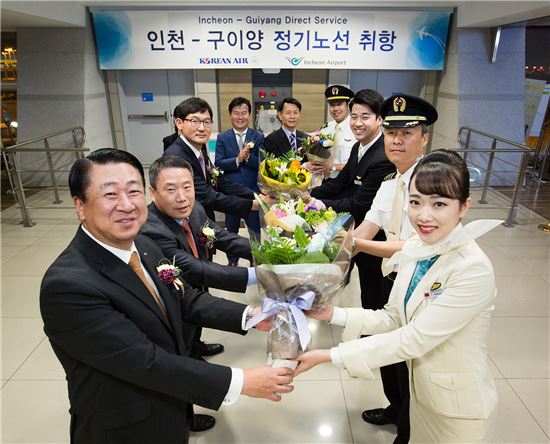 이진호 대한항공 한국지역본부장(왼쪽 앞에서 세번째)과 김종대 인천여객서비스지점장(왼쪽 맨앞)과 인천공항 관계자들이 기념촬영을 하고 있다. 