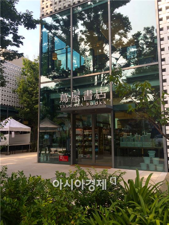 [일본 新 소비시장을 가다]요리책 옆에 식재료 코너…츠타야 서점의 유통혁명