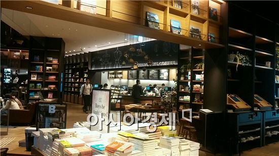 [일본 新 소비시장을 가다]요리책 옆에 식재료 코너…츠타야 서점의 유통혁명