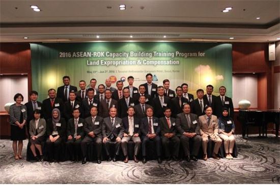 2016년 'ASEAN 각국 공무원 토지보상 부문 연수' 개회식에 참석한 국기호 협회장(앞줄 왼쪽 다섯번째)과 각국 참가자들이 기념촬영을 하고 있다.(사진= 감정평가협회)