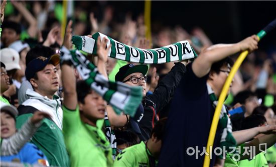"선수들은 믿으니까" 전북 팬들이 경기장 찾은 이유