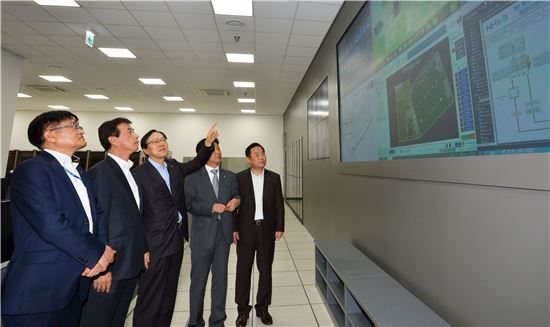 김용환 NH농협금융지주회장(왼쪽에서 세번째)은 지난 24일 NH통합IT센터를 방문해 임직원들과 함께 전산시스템 이전 진행계획을 점검하고 있다.(출처: NH농협금융)
