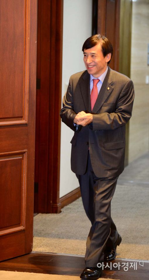 [포토]경제동향간담회 참석하는 이주열 총재 