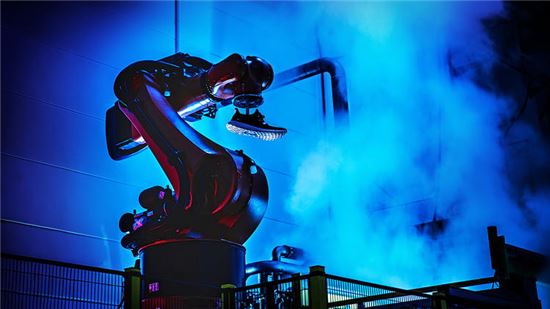 독일 남부 바이에른주에 위치한 아디다스 스피드 팩토리에서 로봇이 운동화를 만들고 있다. 