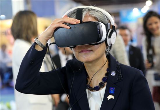 강경화 유엔 인도주의 업무조정국(UN OCHA) 사무차장보가 세계 인도주의 정상회의 VR 쇼케이스에서 삼성 기어 VR을 착용하고 VR 영상을 감상하고 있다.

