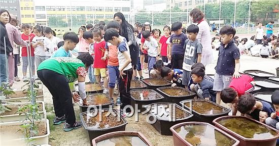 순창군은  25일 서울지역 초등학교 학생들이 순창의 친환경 농업을 체험할 수 있는 기회를 제공해 아이들에게 큰 인기를 끌었다.
