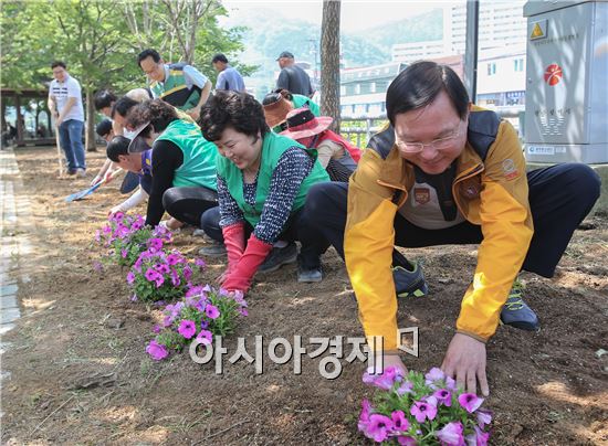 [포토]광주시 동구, 지원2동 쓰레기 상습투기지역 화단조성