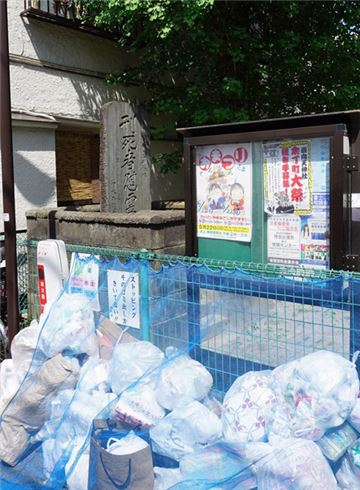 쓰레기 더미에 둘러싸여 방치되고 있는 도쿄 신주쿠에 있는 이봉창 의사의 순국지. 사진=서경덕 교수 제공