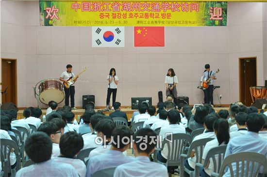 담양군은 중국 호주교통학교 방문단이 지난 23일부터 오는 30일까지 7박 8일의 일정으로 담양군을 방문해 특성화 고등학교의 교육과정과 교수학습 방법, 문화체험 등 교육 및 문화 분야 교류를 확대하고 우의를 공고히 했다고 밝혔다.