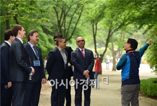 [포토]산림 체험하는 주한 외교사절들