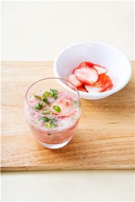 2. 잔에 딸기와 민트를 섞어 탄산수와 얼음을 넣는다.
(Tip 탄산수 대신 럼이나 토닉워터를 넣어 알코올 칵테일을 만들어도 된다. 알코올 칵테일을 만들 때에는 설탕을  뺀다.)
