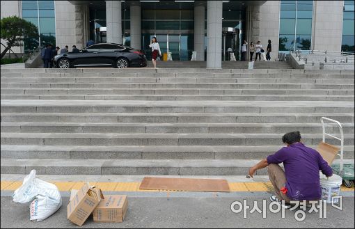 [포토]20대국회 개원 앞두고 멀쩡한 보도블럭교체