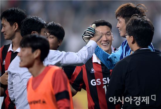 [포토]최용수 감독 '유상훈, 끝내줬어!'