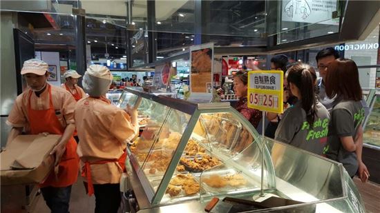 25일 재개장한 롯데마트 왕징점 한국식 즉석 조리 식품 코너가 인기를 끌고 있다.