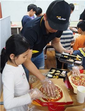 미스터피자, 지역아동센터 방문 '피자 만들기 체험 행사' 진행