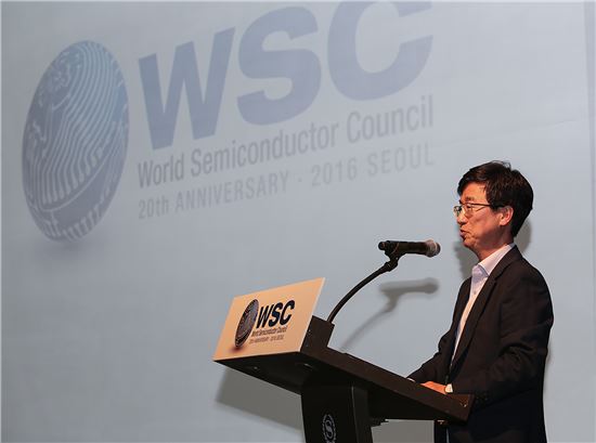 25일 WSC 리셉션 행사에서 환영사를 하고 있는 박성욱 한국반도체산업협회장. 