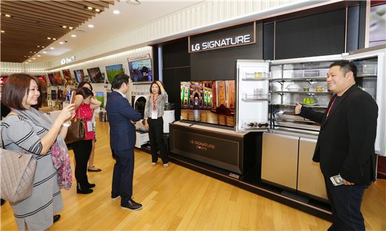 서울 강남구 도산대로에 위치한 LG 베스트샵 강남본점 매장에서 거래선 가족들이 LG전자 가전 제품들을 살펴보고 있다.