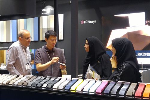 ▲LG하우시스가 두바이에서 열리고 있는 '2016 두바이 국제 인테리어자재 전시회'에 참가해 전시관을 방문한 고객에게 인조대리석 '하이막스' 제품을 설명하고 있다. 