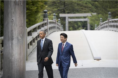 ▲버락 오바마 미국 대통령(왼쪽)과 아베 신조 일본 총리가 25일 회담장이 있는 이세신궁으로 들어서기 위해 다리를 건너고 있다. (AP= 연합뉴스)