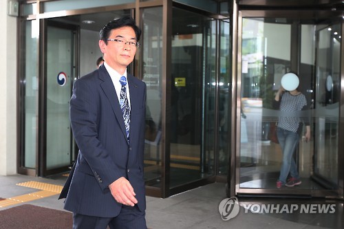 히라이 도시히로 닛산차 파워트레인 기술개발본부 상무가 환경부를 방문한 뒤 청사를 나오고 있다. 사진=연합뉴스.