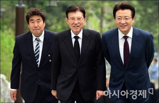 [포토]김덕룡, 김영삼 전 대통령 묘비 제막식 참석