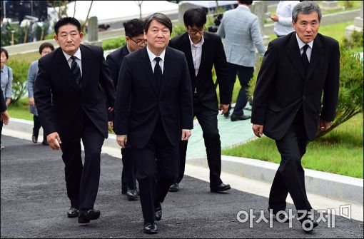 [포토]안철수, 김영삼 전 대통령 묘비 제막식 참석