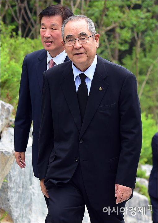 [포토]이수성, 김영삼 전 대통령 묘비 제막식 참석
