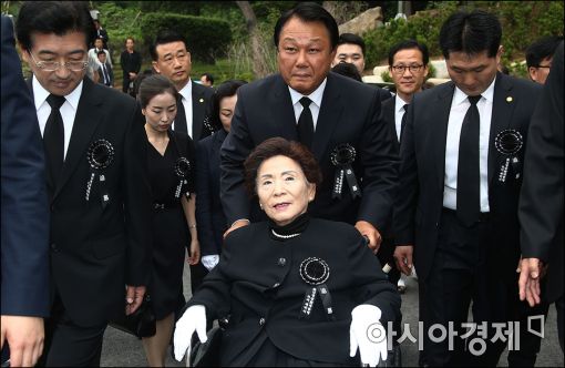 [포토]손명순 여사, 김영삼 전 대통령 묘비 제막식 참석