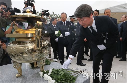 [포토]헌화하는 안철수 대표