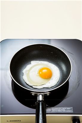 1. 팬을 달구어 식용유를 두르고 달걀을 깨어 넣는다.
