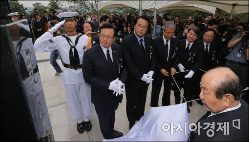 [포토]김영삼 전 대통령 묘비 제막식