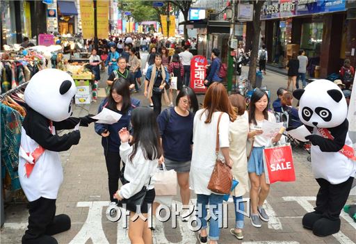 중국인들이 좋아하는 팬더탈을 쓴 사람들이 전단지를 나눠주고 있는 모습.