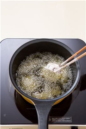 4. 오징어에 튀김옷을 입혀 170℃의 튀김기름에 노릇노릇하게 튀겨 레몬을 곁들인다.