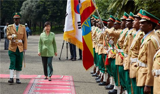 박근혜 대통령이 26일 오후(현지시간) 에티오피아 아디스아바바 대통령궁에서 열린 공식환영식에 참석하고 있다.(사진제공 : 청와대)