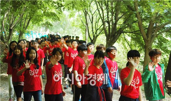 전남 담양군 수북면 국제청소년교육재단(이사장 이강열) 담양군청소년수련원(원장 박종철)은 26~27일 이틀간 광주봉산초등학교(교장 김미환) 5학년 200명을 대상으로 ‘즐거운 녹색여행’을 개최했다.