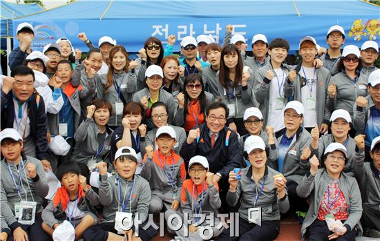 이낙연 전라남도지사(전라남도체육회장)가 27일 오후 서울 잠실종합운동장 보조경기장에서 2016 전국생활체육대축전에 참가하는 전라남도선수단을 격려하고 기념촬영을 하고있다.