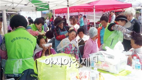 장흥종합사회복지관(관장 김영석)은 지난 25일 장흥군 용산면 모산마을에서 정남진사랑나눔봉사대 35번째 봉사활동을 펼쳤다.
