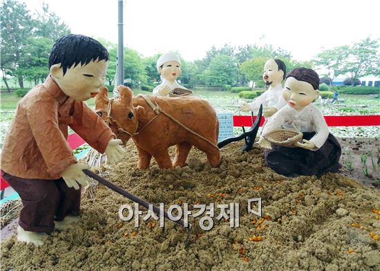 [포토]'추억의 우리밀 수확' 미니어처 인기